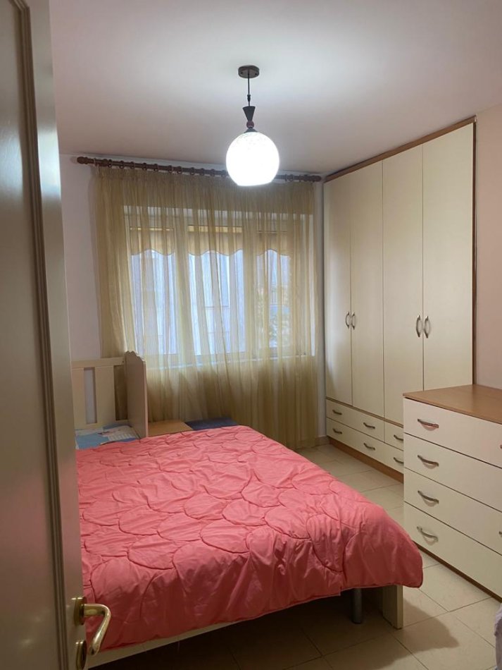 Tirane, jepet me qera apartament 1+1+Ballkon Kati 3, 65 m² 350 € (Rruga Idriz Dollaku, Ali Demi)
