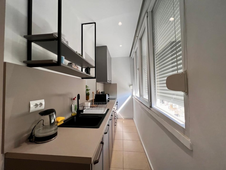 Tirane, jepet me qera apartament 2+1 Kati 3, 80 m² 800 € (Rruga Pjeter Budi)