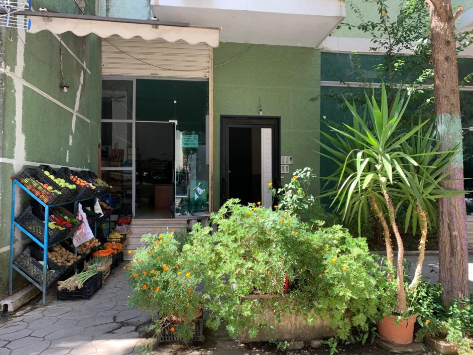 Tirane, shitet dyqan Kati 0, 62 m² 65.000 € (Fresk)