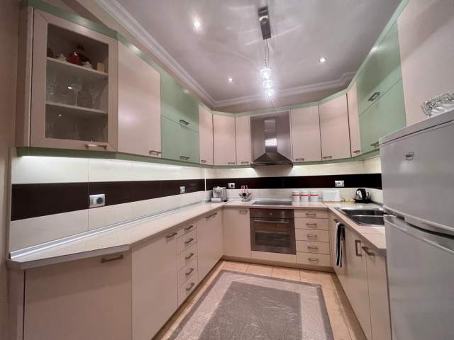 Tirane, jepet me qera apartament 2+1 Kati 4, 120 m² 1.000 Euro (qender)