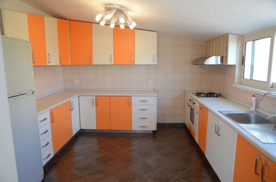 Tirane, jepet me qera apartament 4+1 Kati 5, 210 m² 1.200 € (liqeni i thate)