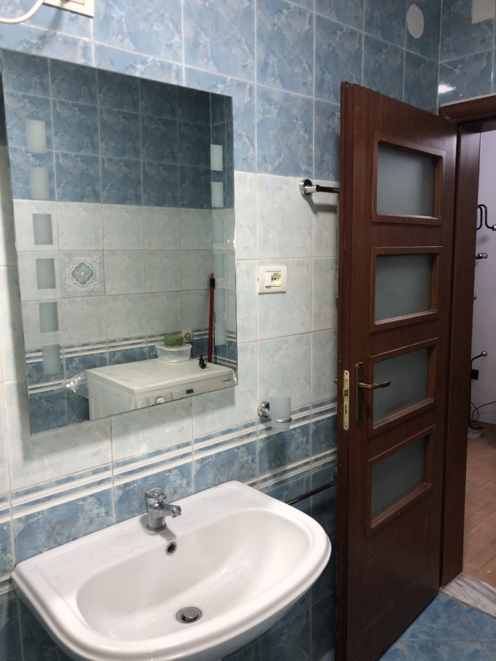Tirane, jepet me qera apartament 3+1 Kati 6, 150 m² 1.100 € (Myslym shyri)