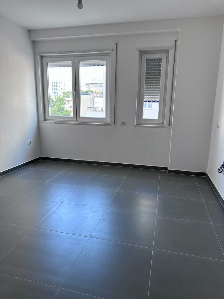 Tirane, jepet me qera ambjent per zyra , Kati 4, 110 m² 600 € (Qender )