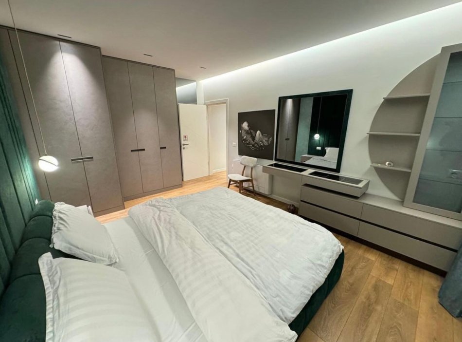 Tirane, jepet me qera apartament 2+1+Ballkon Kati 2, 92 m² 1.200 € (Prane Qendres, Rruga e Dibres)