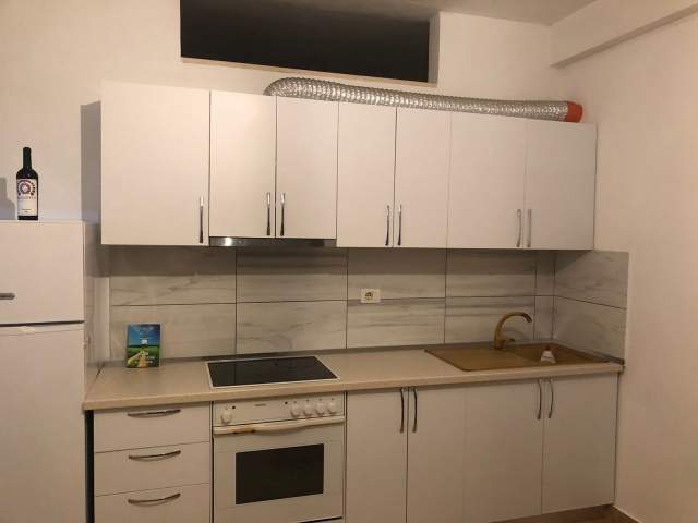 Tirane, jepet me qera apartament 2+1+BLK Kati 4, 85 m² 450 Euro (rruga Peti)