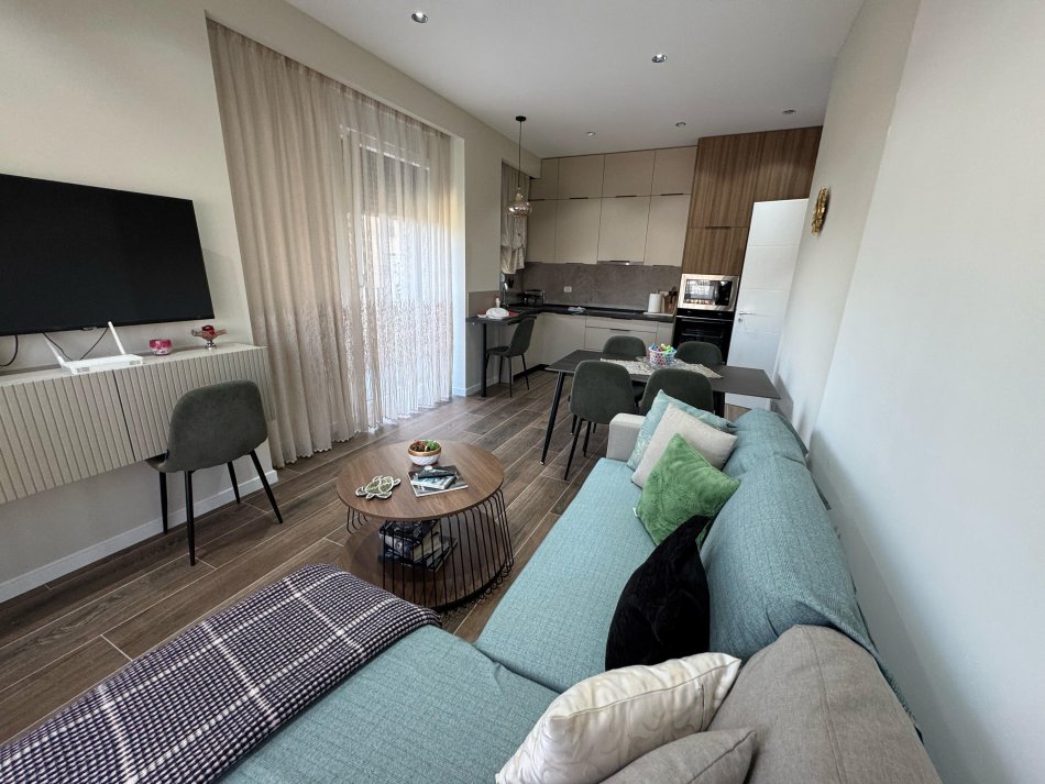 Tirane, jepet me qera apartament 2+1 Kati 3, 90 m² 500 € (ish fusha e aviacionit)