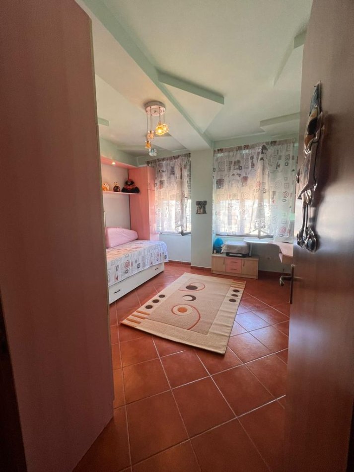 Tirane, jepet me qera apartament 2+1 Kati 8, 100 m² 700 € (21 dhjetori)