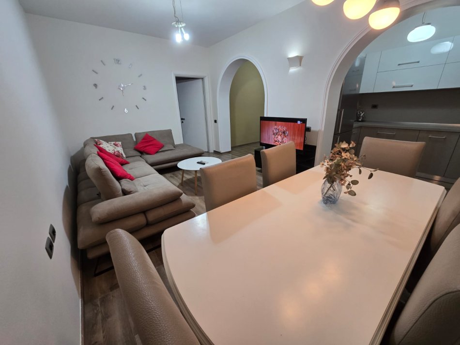 Tirane, jepet me qera apartament 1+1 Kati 4, 54 m² 650 € (Pazari i Ri)