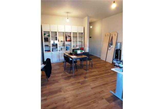 Tirane, jepet me qera zyre 90 m² 400 Euro (Tek Selvia)