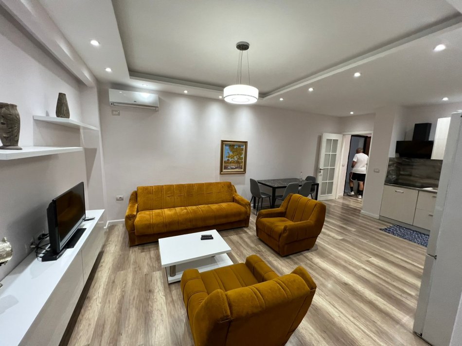 Tirane, jepet me qera apartament 2+1 Kati 2, 90 m² 650 € (kodra e diellit)