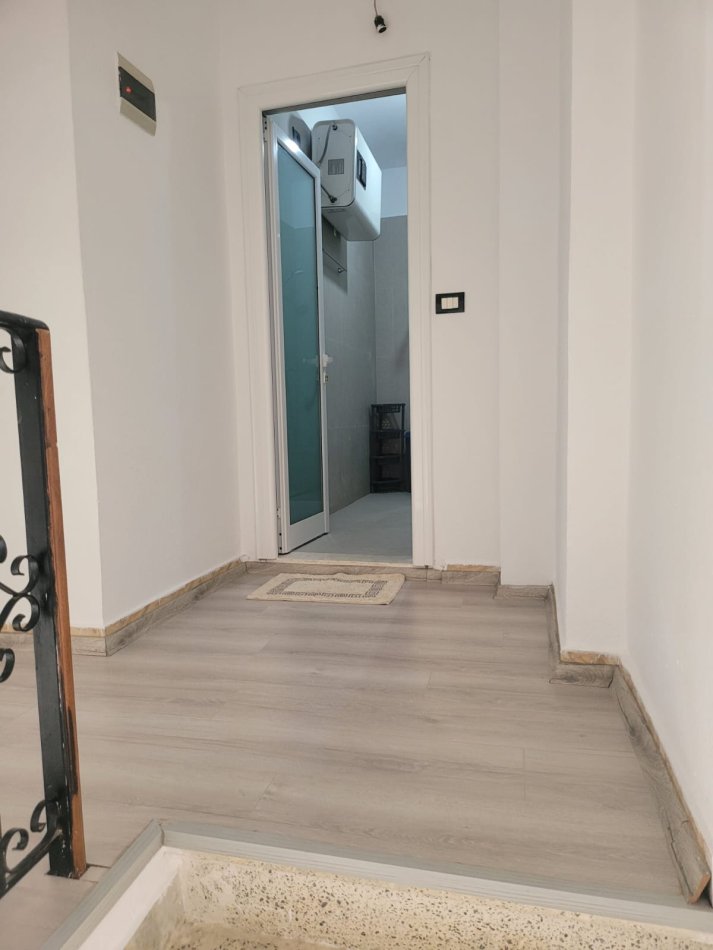 Tirane, jepet me qera apartament 1+1 Kati 2, 160 m² 500 € (Ali Demi)