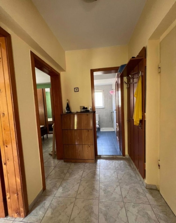 Tirane, jepet me qera apartament 1+1 Kati 3, 63 m² 500 € (Bllok)