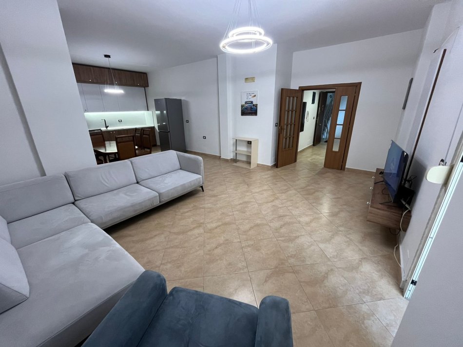 Tirane, jepet me qera apartament 2+1 Kati 4, 118 m² 550 € (5 Maj)