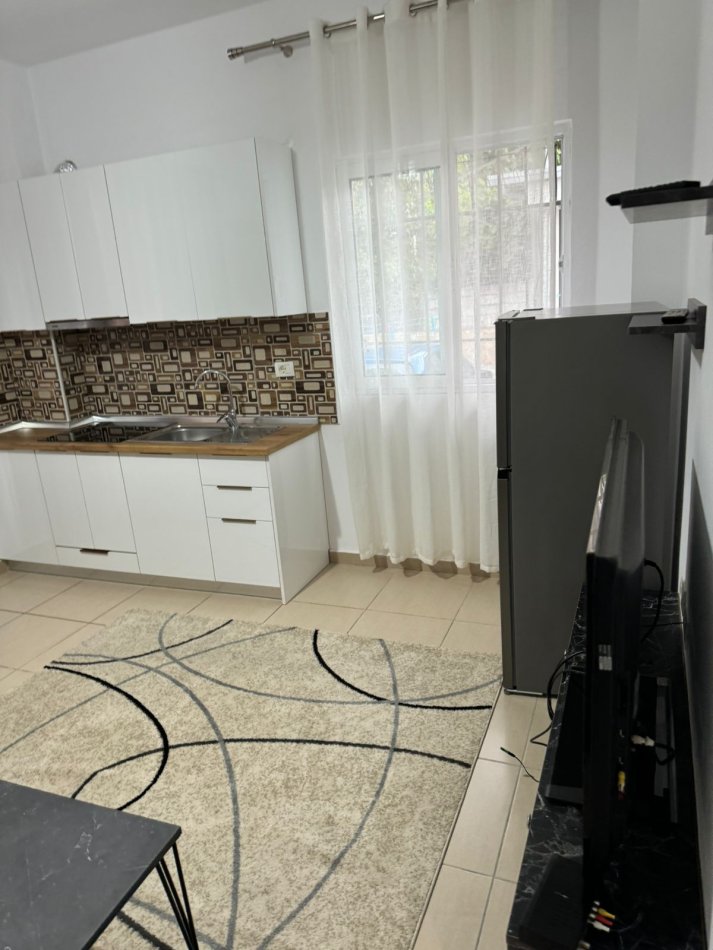 Tirane, jepet me qera apartament 1+1+Aneks+Ballkon, Kati 1, 70 m² 500 € (Rruga Dibres)