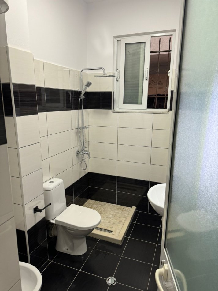 Tirane, jepet me qera apartament 1+1+Aneks+Ballkon, Kati 1, 70 m² 500 € (Rruga Dibres)