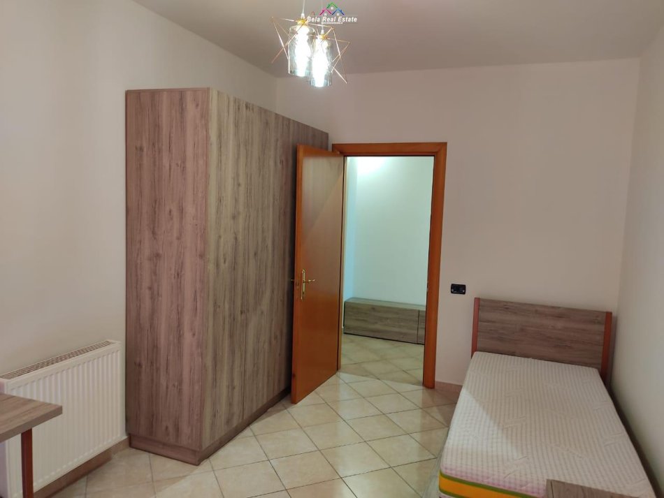 Tirane, jepet me qera apartament 3+1 Kati 8, 220 m² 1.500 € (kika 1)