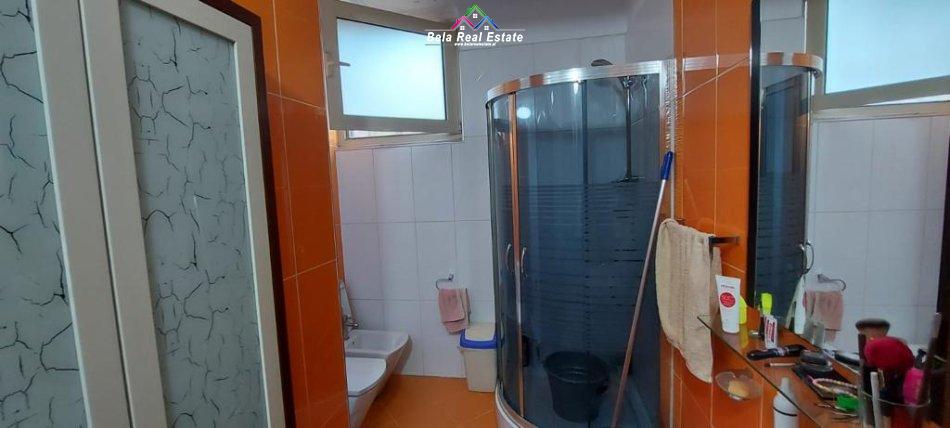 Tirane, jepet me qera apartament 2+1 Kati 3, 100 m² 650 € (Komuna Parisit)