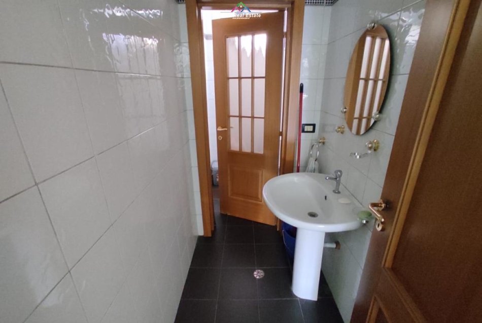 Tirane, jepet me qera zyre , Kati 3, 100 m² 800 € (rruga e elbasanit)