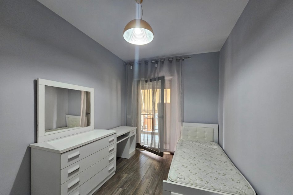 Tirane, jepet me qera apartament 3+1+Aneks+Ballkon Kati 6, 131 m² 1.000 € (rruga e kavajes , kompleksi delijorgji)