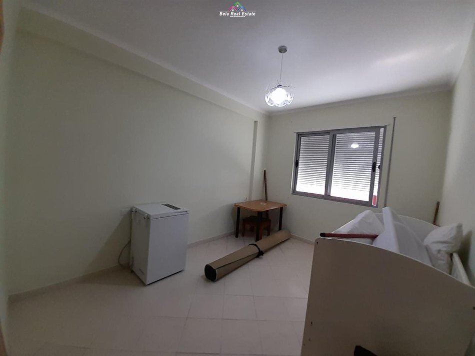 Tirane, jepet me qera apartament 2+1+Ballkon Kati 3, 117 m² 550 € (fresku)