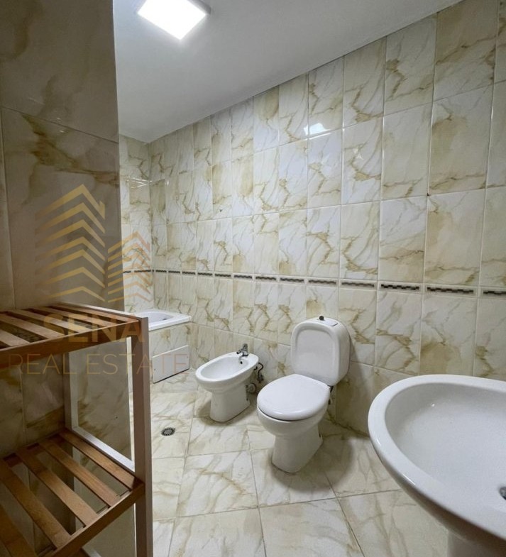 Tirane, jepet me qera apartament 2+1 , 115 m² 850 € (Rruga e Kavajes)