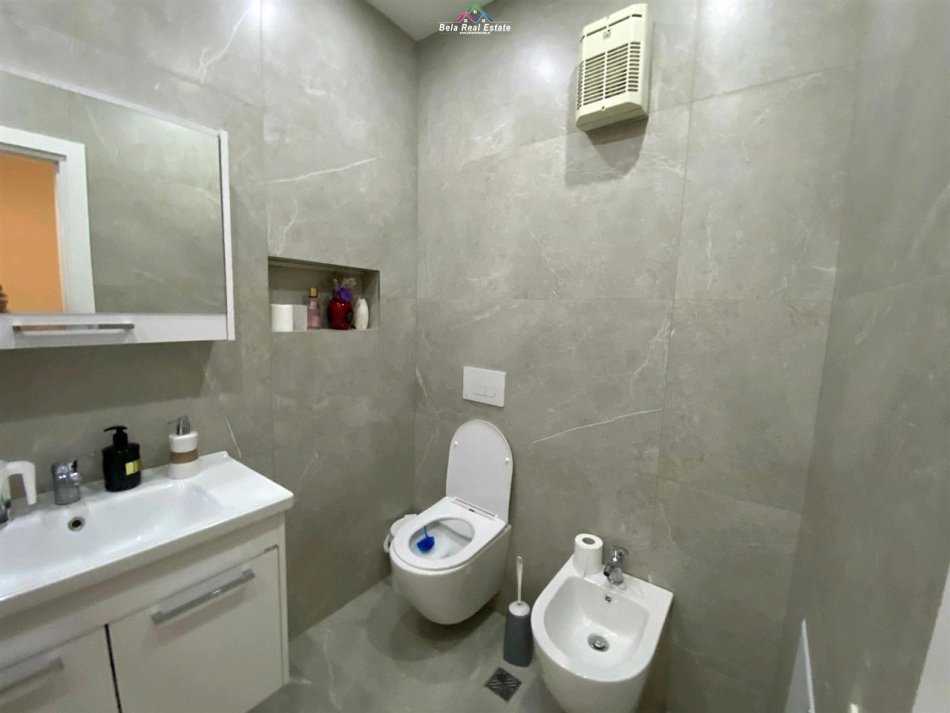 Tirane, shes apartament 2+1 Kati 7, 129 m² 320.000 € (komuna e parisit)