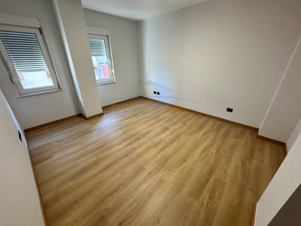 Shitet, Apartament 3+1+2, Liqeni i Thate, Tirane.  LI38197