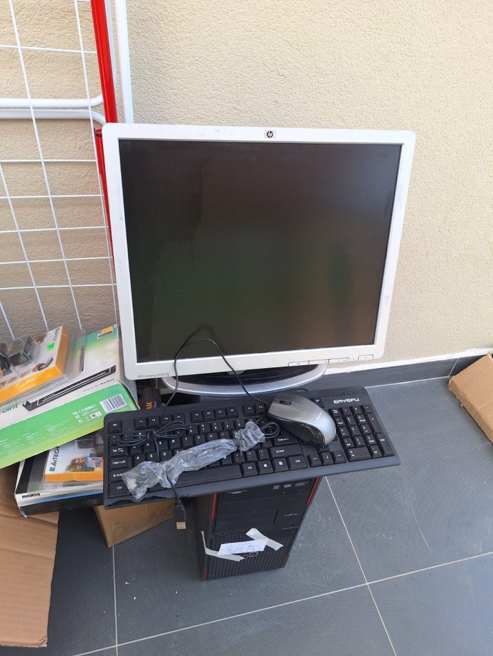 Tirane, shes Kompjuter+Monitor FSC + HP Compaq
