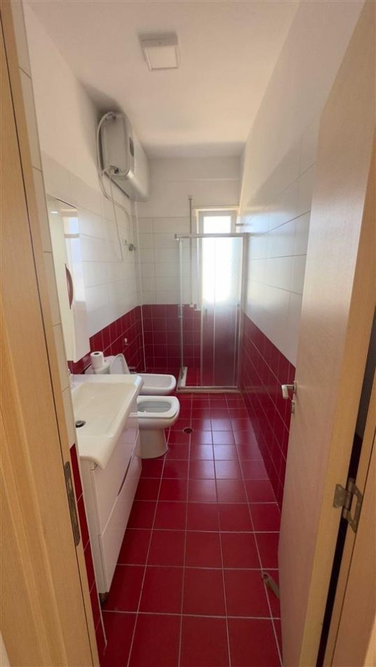 Tirane, jepet me qera apartament 3+1 Kati 5, 220 m² 600 € (Yrshek)