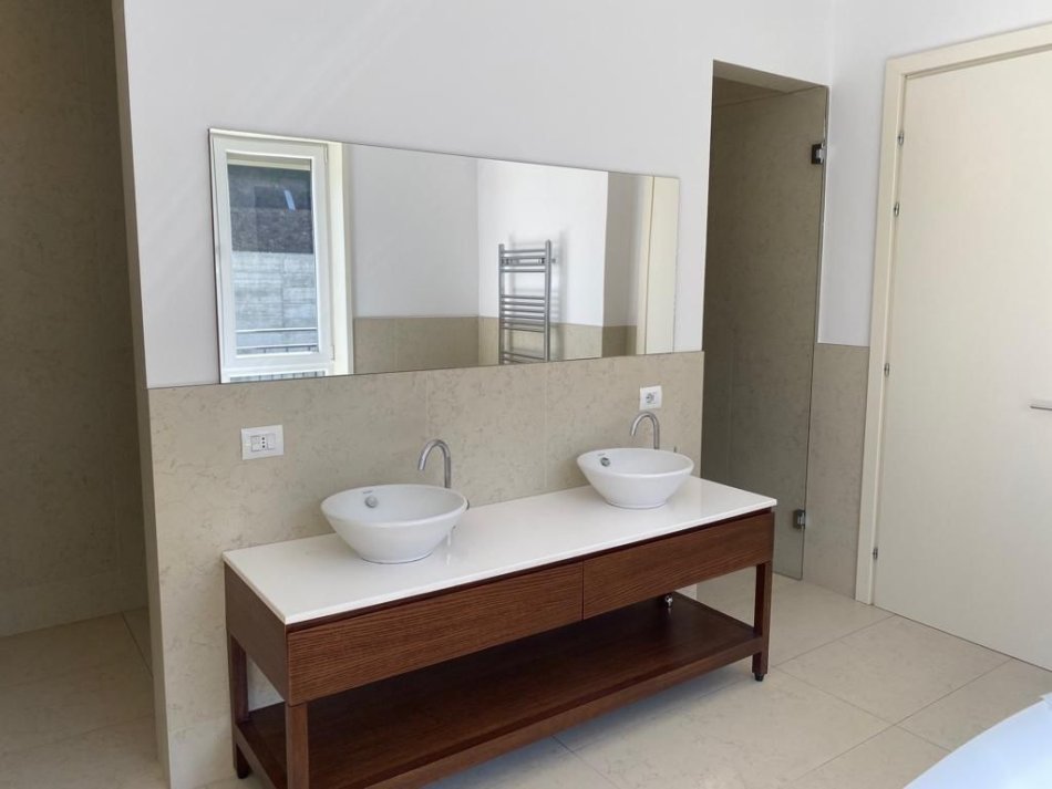 Tirane, jepet me qera Vile 3+1 Kati 2, 221 m² 5.000 € (Mullet)