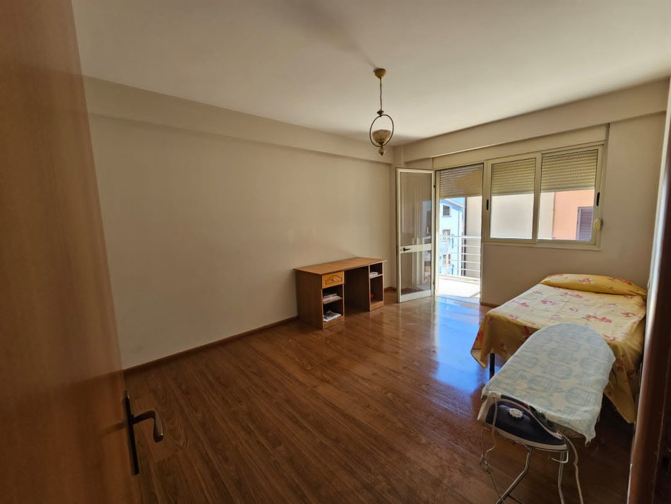 Tirane, jepet me qera apartament 2+1 Kati 4, 104 m² 500 € (Kopshti Botanik)