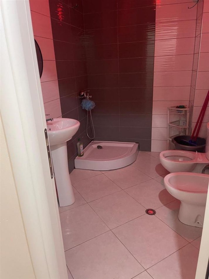 Tirane, jepet me qera 2+1 Kati 5, 90 m² 350 € (fresku)