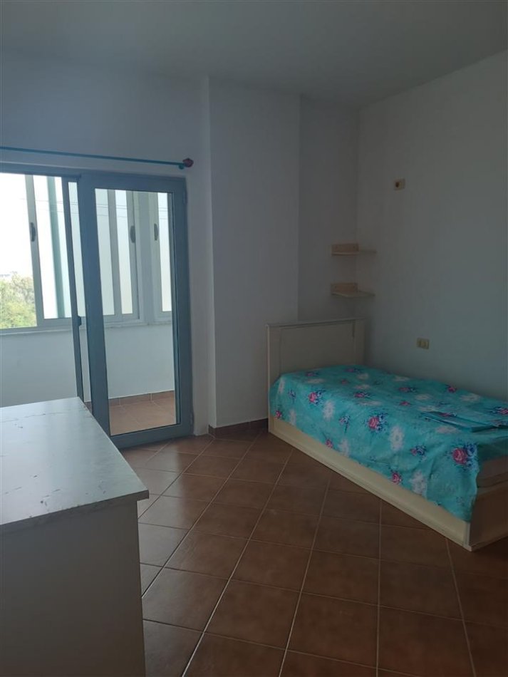 Tirane, jepet me qera apartament 3+1 Kati 5, 175 m² 500 € (Yrshek)