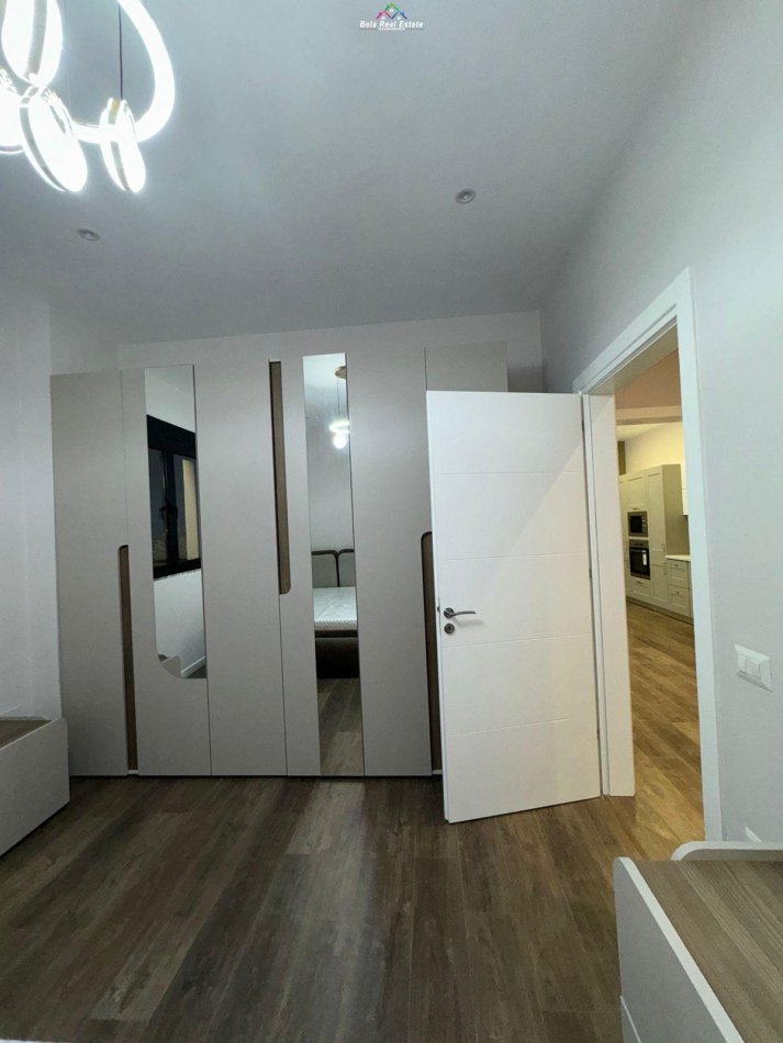 Tirane, jepet me qera apartament 1+1+Ballkon Kati 1, 85 m² 750 € (kodra e diellit)