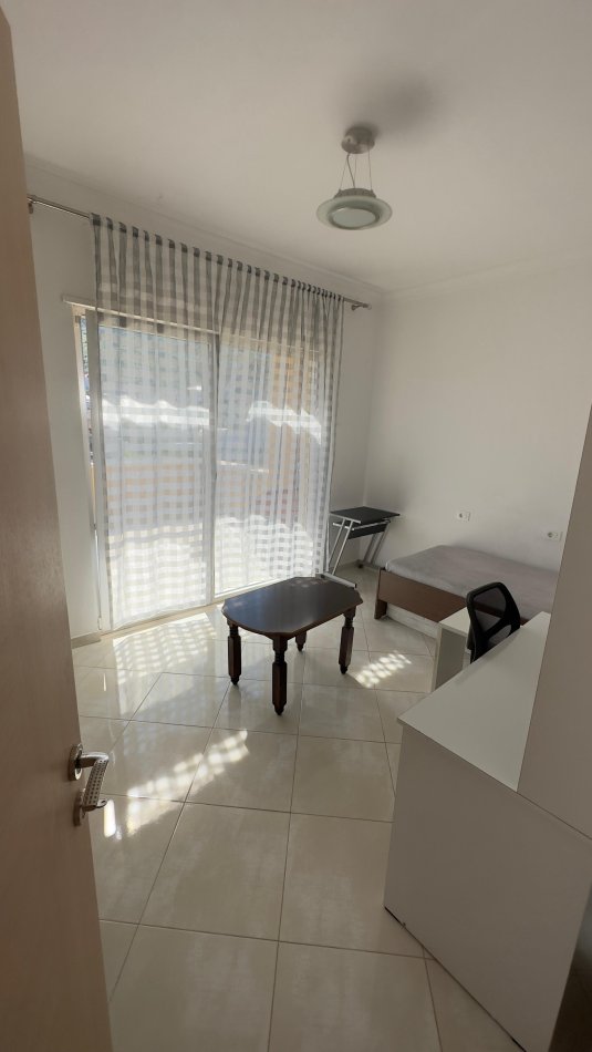 Tiraen jepet me qera apartament Kati 4, 220 m² 600 € Yrshek