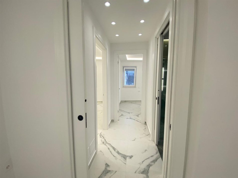 Tirane, jepet me qera zyre Kati 7, 106 m² 1.000 € (mine peza)