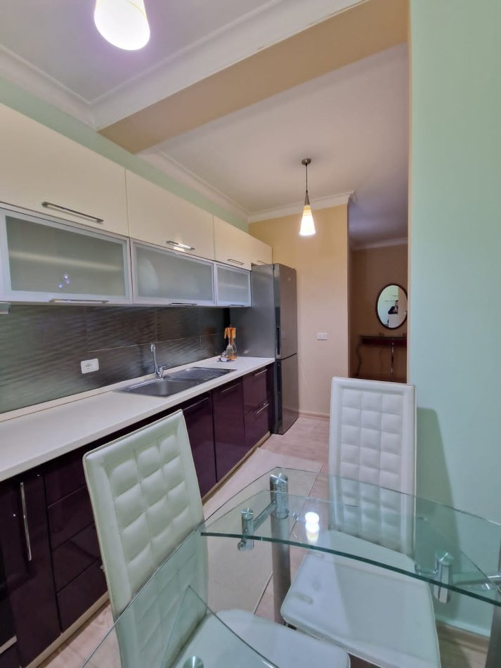 Tirane, jepet me qera apartament 1+1 Kati 2, 72 m² 800 € (Sheshi Wilson)