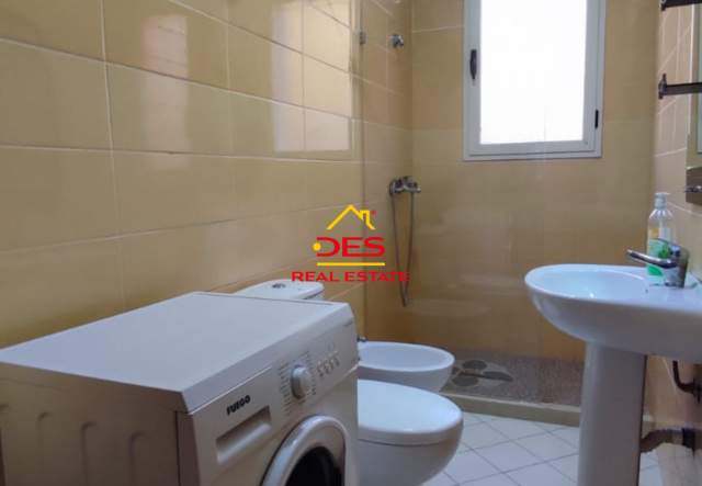 Vlore, jepet me qera apartament Kati 3, 95 m² 300 Euro (Rruga Dhimiter Konomi)