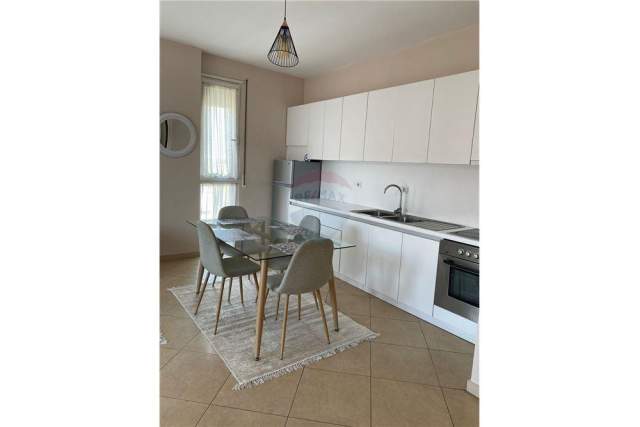 Tirane, jepet me qera apartament 2+1+BLK Kati 5, 105 m² 400 Euro (Amerikan 3)