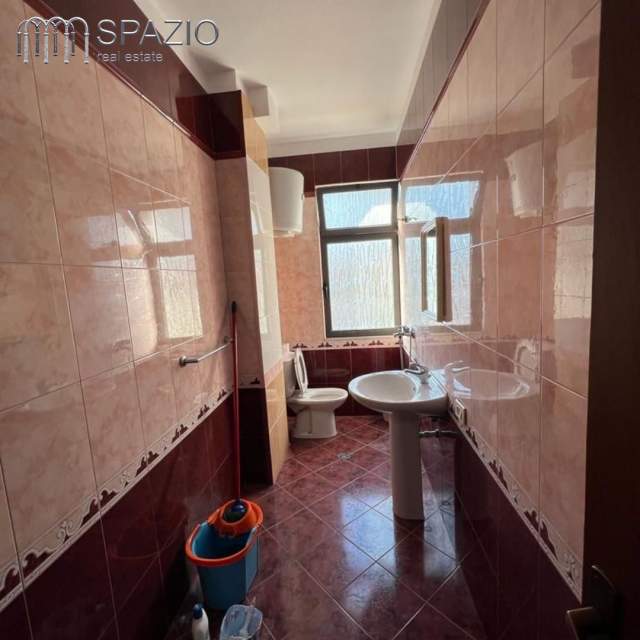 Tirane, jepet me qera shtepi 4+1 Kati 1, 200 m² 900 Euro (Pazari i Ri)