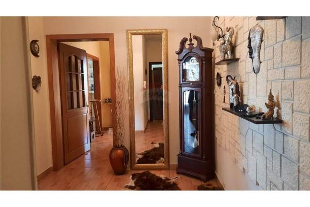 Tirane, jepet me qera apartament 2+1 150 m² 700 Euro (rruga kavajes)