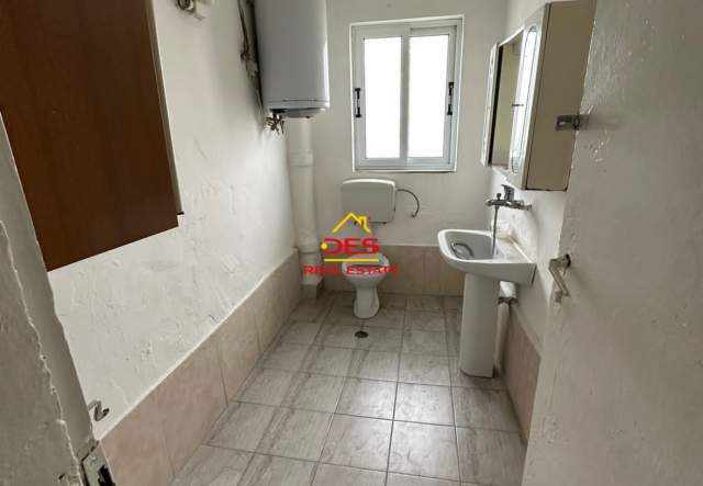 Vlore, jepet me qera apartament Kati 5, 67 m² 11.000 Leke (Rruga Hasan Kushta)