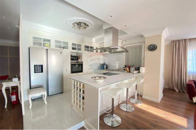 Tirane, shitet apartament Kati 4, 160 m²  (qender)
