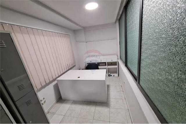 Tirane, jepet me qera zyre Kati 1, 116 m² 600 Euro (Bllok)