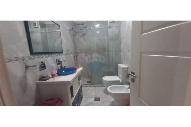 Tirane, jepet me qera apartament 115 m² 500 Euro (komuna e parisit)