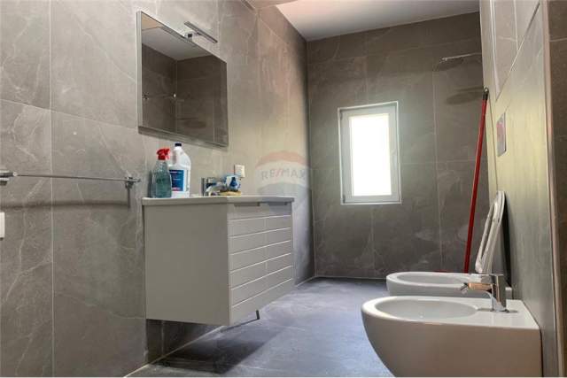 Tirane, shitet apartament 3+1 Kati 2, 137 m² 180.000 Euro (Rruga Ali Demi)