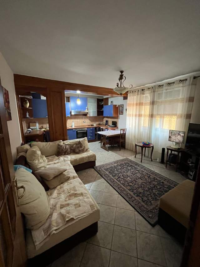 Tirane, jepet me qera Vile 2 Katshe 160 m² 1.200 Euro (Rruga Bardhyl)