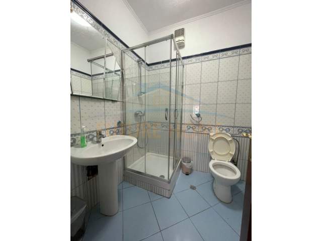 Tirane, jepet me qera apartament 3+1 Kati 3, 133 m² 1.000 Euro (Rruga e Elbasanit)