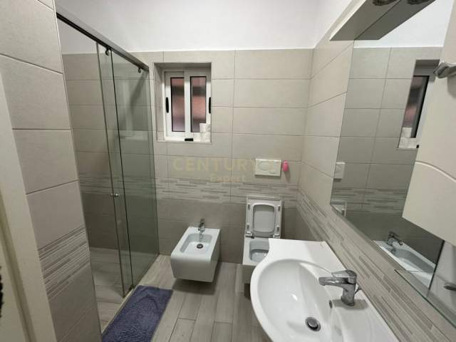 Tirane, jepet me qera apartament 1+1 Kati 1, 60 m² 400 Euro (Komuna e Parisit)