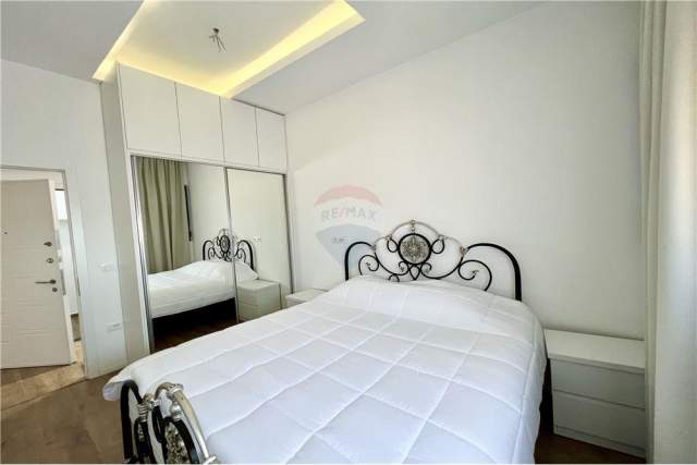Tirane, jepet me qera apartament Kati 13, 63 m² 500 Euro (Komuna e Parisit)